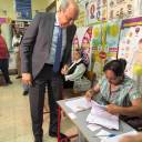 وزير الطيران المدني يُدلي بصوته في انتخابات مجلس الشيوخ بمقر لجنته الانتخابية   -جريدة مصر العربية 